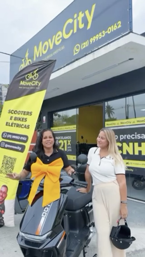 Cliente recebendo a moto