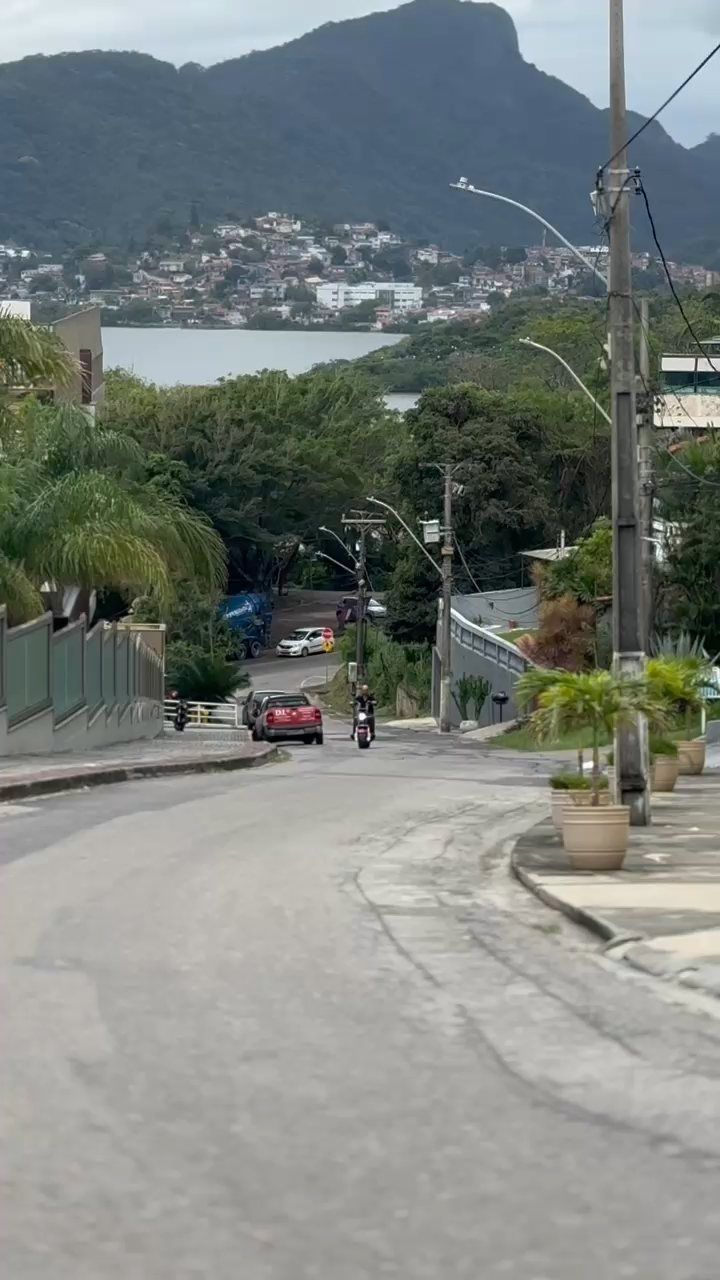 Moto el&eacute;trica MoveCity subindo ladeira em Piratininga